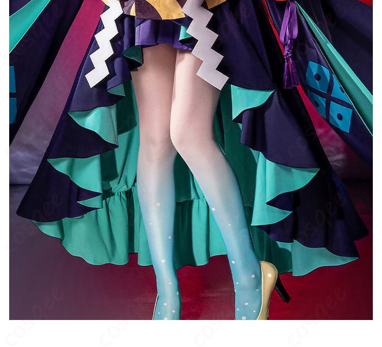 裾まわり装飾のディテール。フレアラインと縁取りのコントラスト