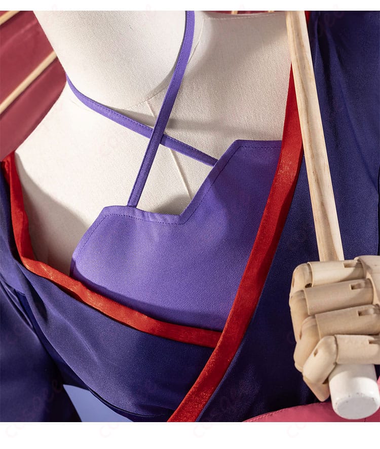 襟元装飾のディテール。金糸飾りと縁取りの質感