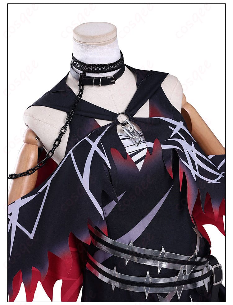 ワンピースの衣襟装飾ディテール（刺繍と装飾金具の質感）