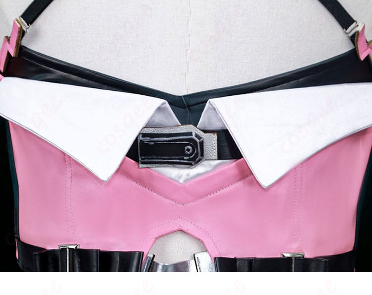 背面の装飾とシルエット全体。背中側のラインとパーツ配置が分かる。