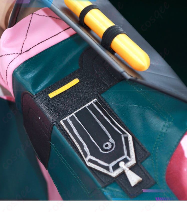 右袖の装飾デザイン接写。対称性と配色の差異を示す。