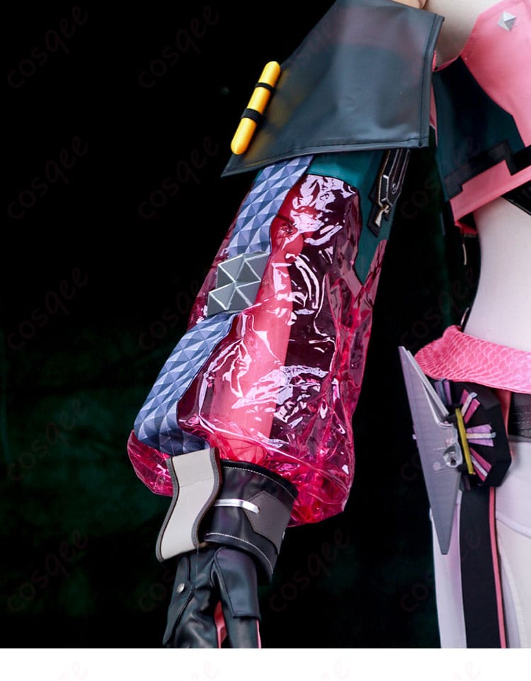 左袖の生地切替とロゴ風意匠のアップ。ラインの見え方を確認。