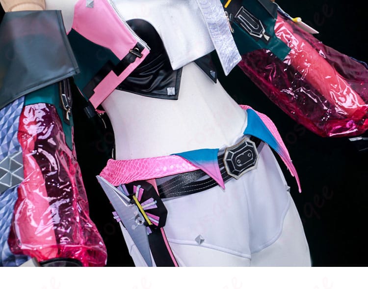 腰飾りのディテール。ベルトとの接続方法と位置関係を示す。