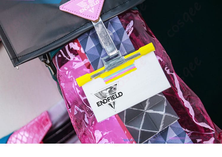 腕章風バッジ装飾の接写。留め具の固定感と位置関係。