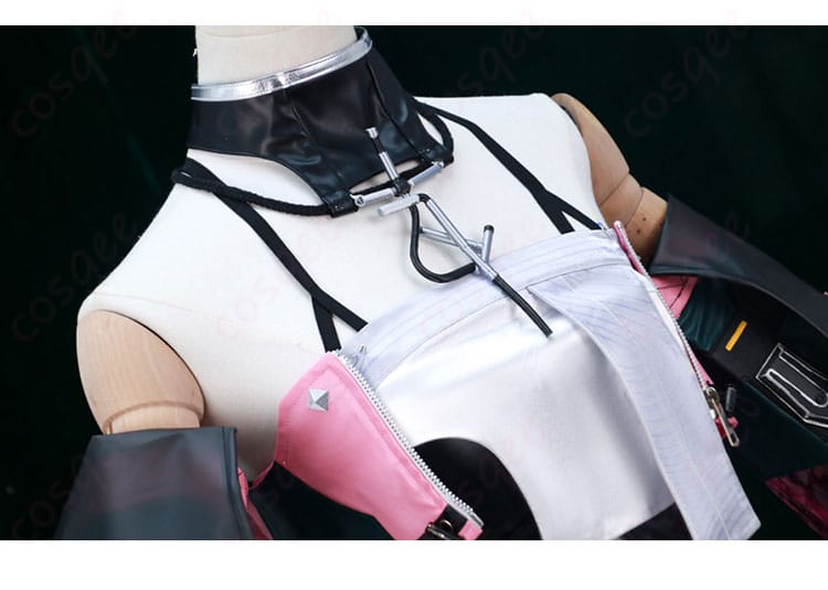 チョーカー周りと襟元装飾のアップ。首回りの質感と金具配置を確認できる。