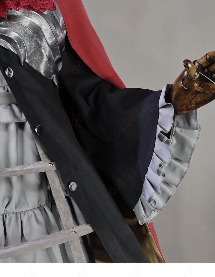 袖口装飾の接写。カフスの装飾ラインやボタン意匠、縫製の仕上がりを確認できる。