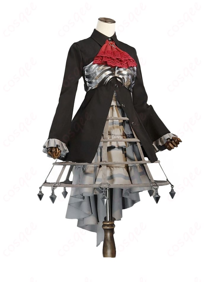 装飾ディテールの接写。肩章、フェイクファー、金具や縁取りの質感まで再現したRPG風の意匠。