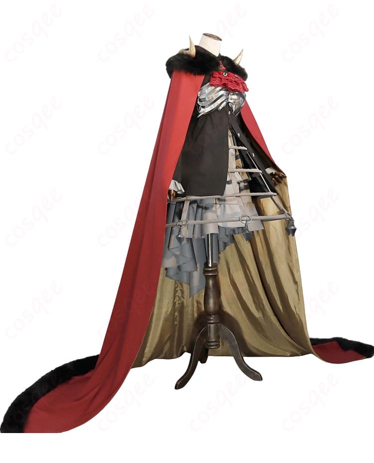 衣装側面のディスプレイ。コートのシルエットとパニエのボリューム感、裾の落ち感を確認できる角度。