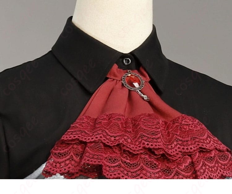 スカーフ結び部のアップ。結び目のボリュームと垂れ具合、色味のコントラストを表現。