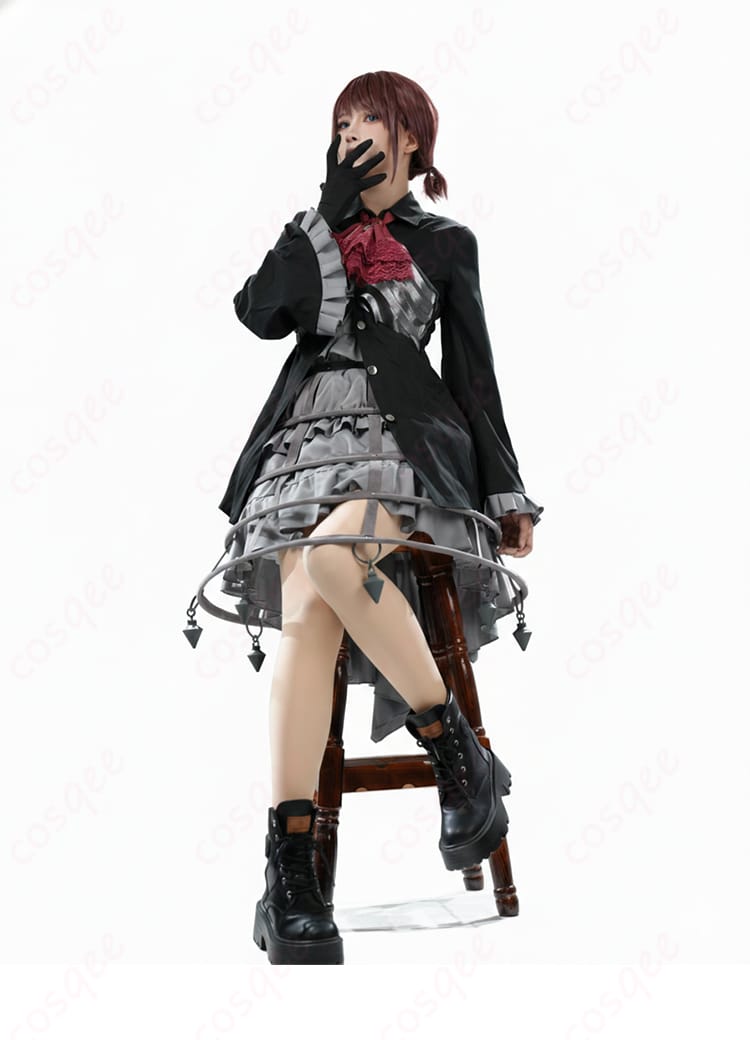 インナー着用例。マントを外し、コート+ワンピース+スカーフで軽やかな撮影アレンジを示す。