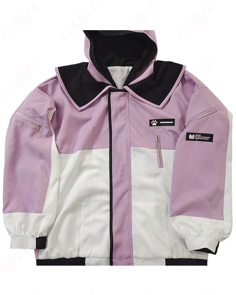 ピンク系コートのフロント細部。生地のマット質感と縫製ディテール、前立て周りの仕上げが分かる接写