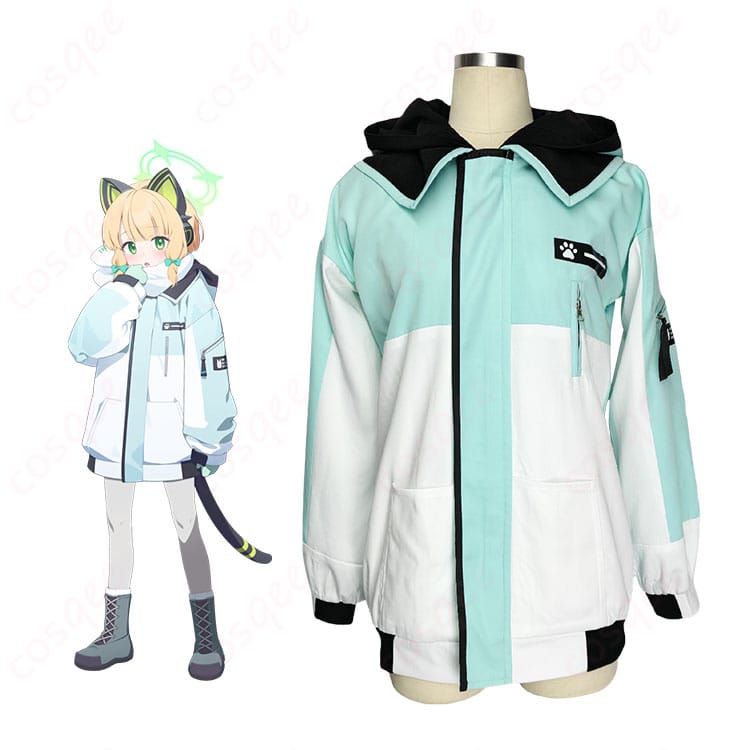 才羽モモイの防寒コートを着用したモデル全身。ブルーアーカイブの世界観を再現した落ち着いた発色とすっきりシルエットが分かるカット