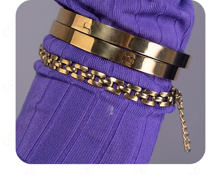 ブレスレット(腕飾り)のディテール。留め具と表面処理、手首周りのフィット感を確認。