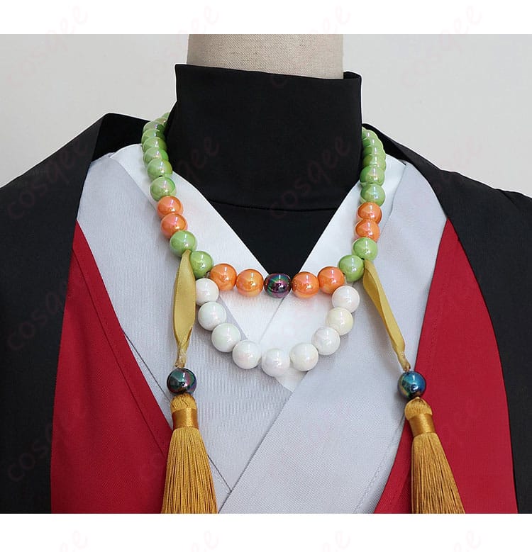 ネックレスの意匠ディテール。留め具とパーツ配置がわかるクローズアップ。