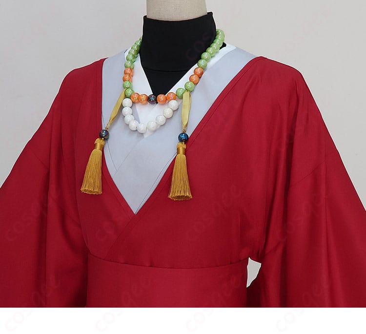 衣襟の装飾ディテール。合わせの形とステッチワーク、配色の縁取りを示すアップ。