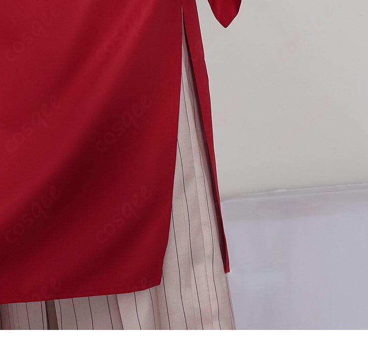 裾まわりの装飾と縫製。衣摆のライン保持と生地の質感を捉えたディテール。