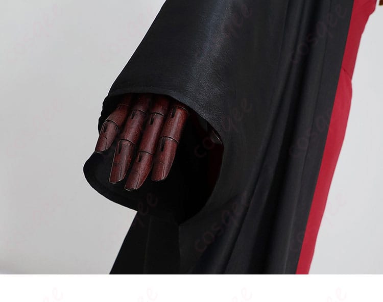 袖口の装飾とカフの形状。動作時の広がりとステッチの整いを示すディテール。