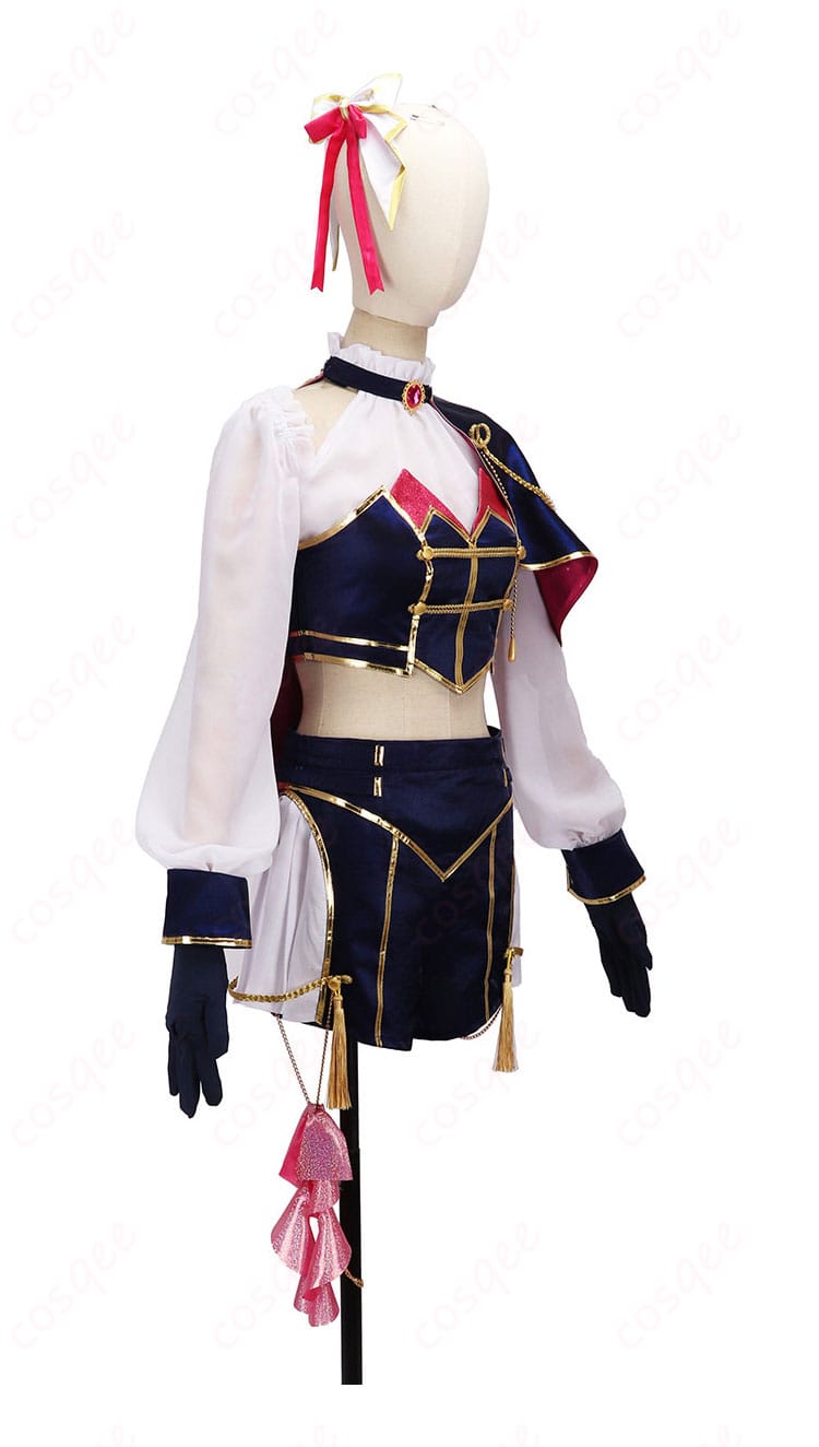 倉持めると Idios共通衣装の側面全体。マントの落ち感とビスチェのシルエットが分かるサイドビュー