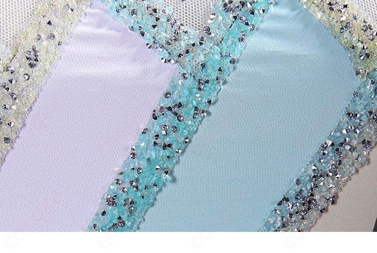 前身頃の装飾配置とパール調パーツのディテール