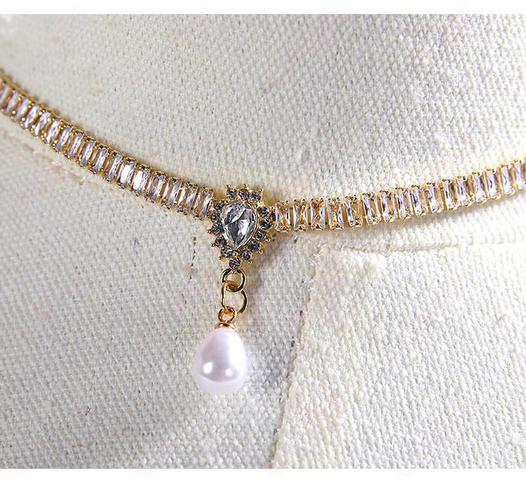 スケートドレスのネックレス・首元アクセサリーの細部