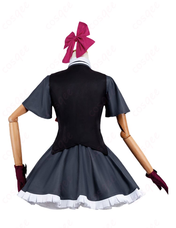 星野ルビー 制服コスプレの背面。ベストの背中カットとスカート丈、シルエットの落ち感を表示