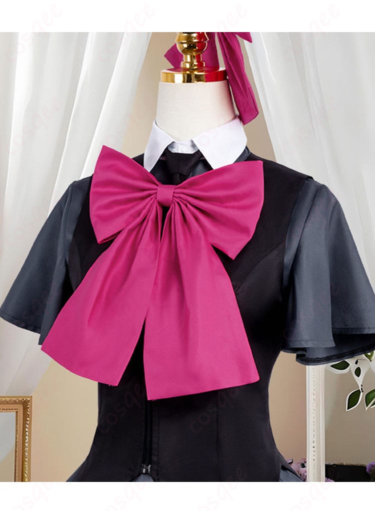 胸元の蝶結びとネクタイ装飾のアップ。質感と色味、留め具の仕様が分かるディテール