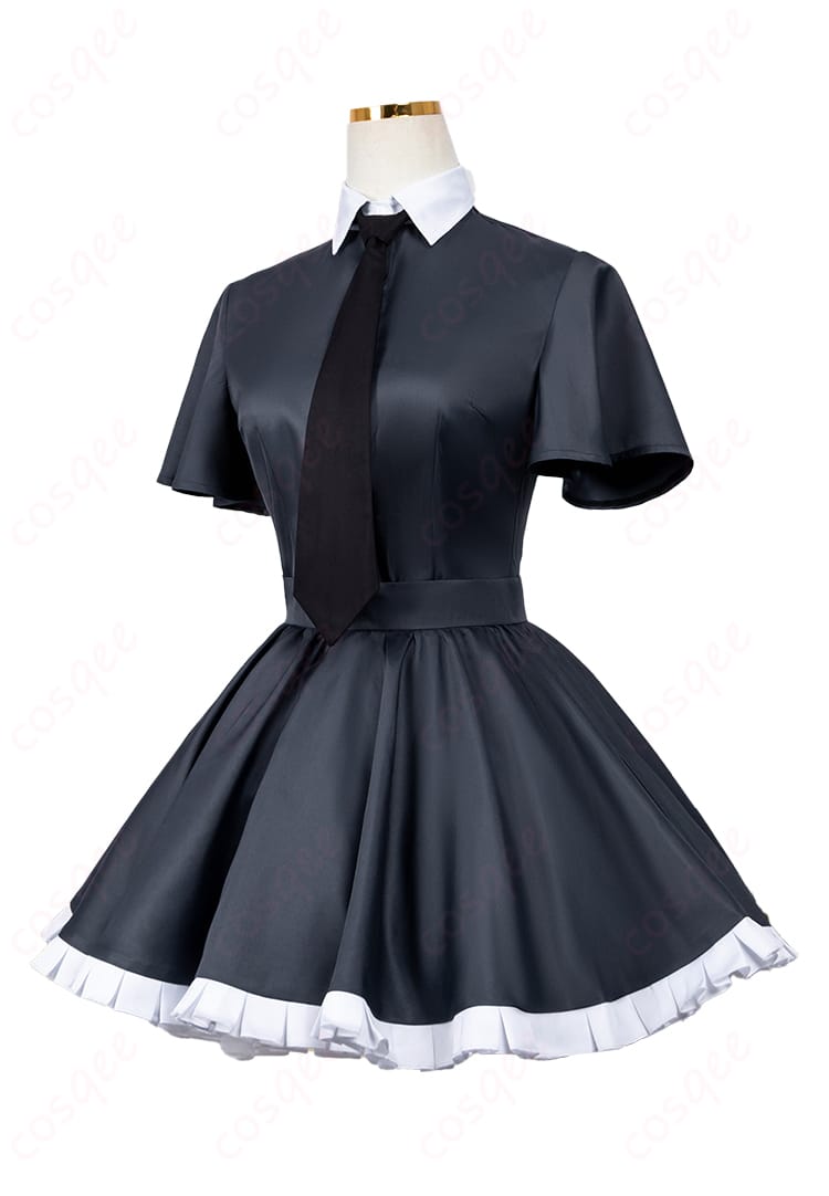 スカート装飾のディテール。ヘムの仕立てやプリーツの深さ、ステッチの丁寧さをクローズアップ