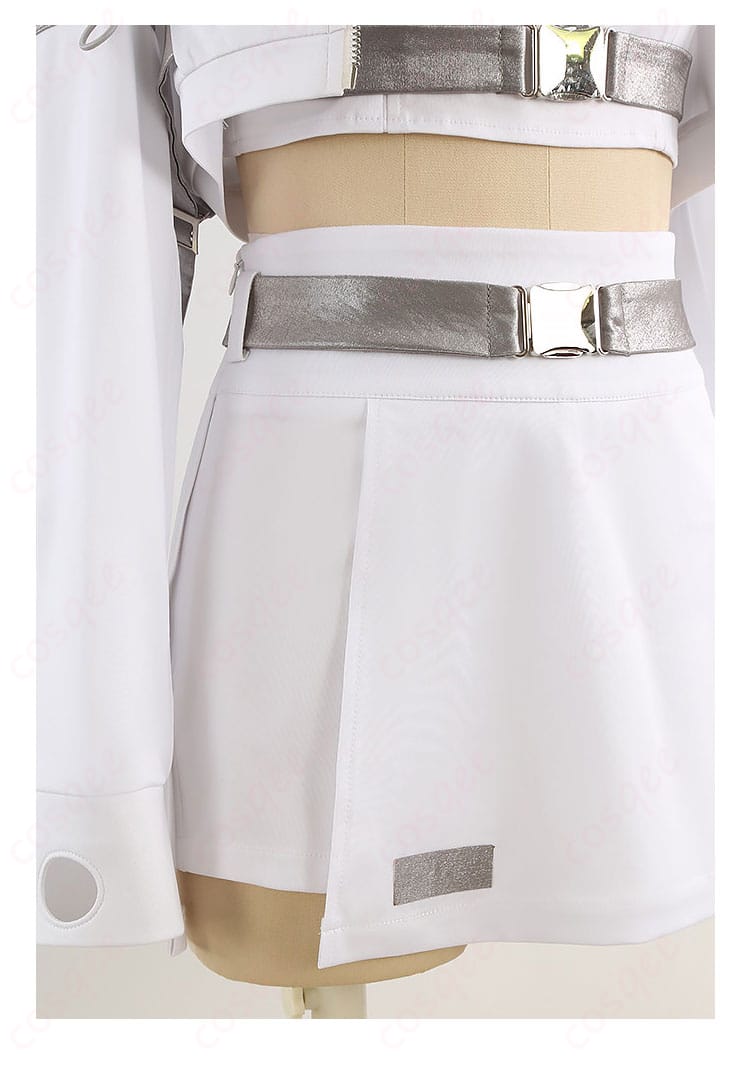 スカート風ショートパンツの装飾ディテール。タックとヘムライン、動きやすい設計のアップ