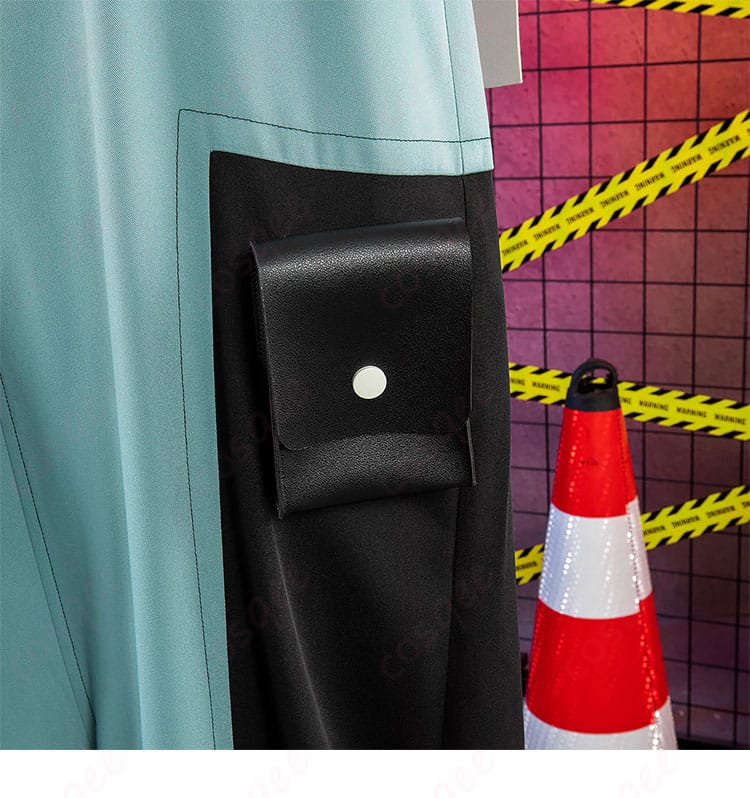 パンツのポケット装飾ディテール。補強ステッチと実用的な容量感を示すクローズアップ。