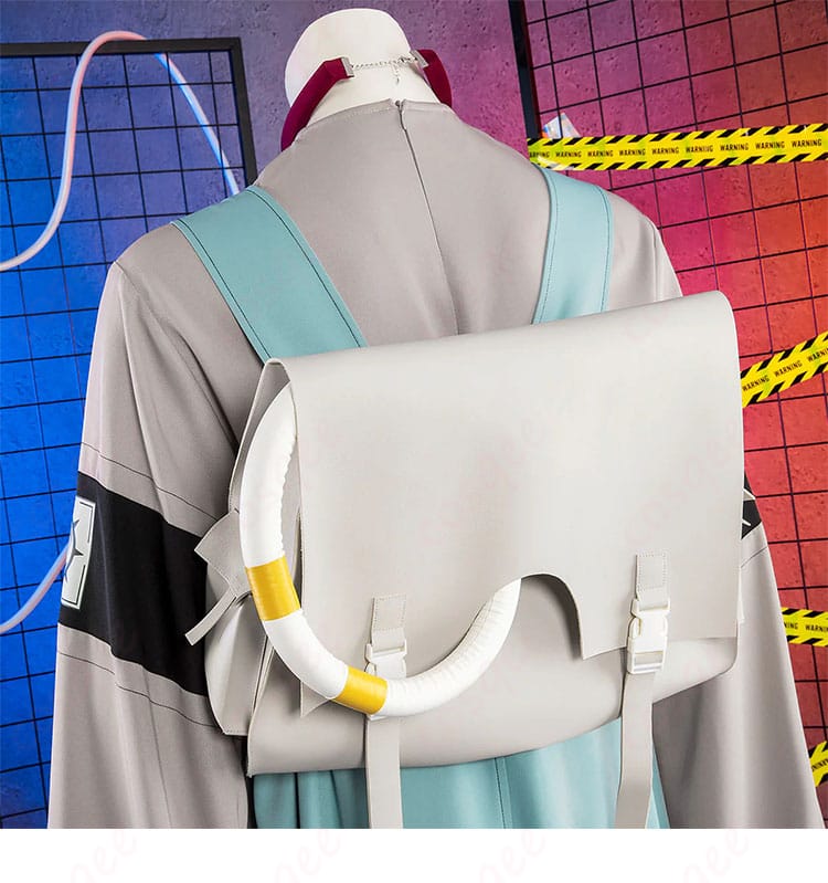 背面装飾ディテール。ヨーク部分のカットと補強ステッチで構造美を表現。