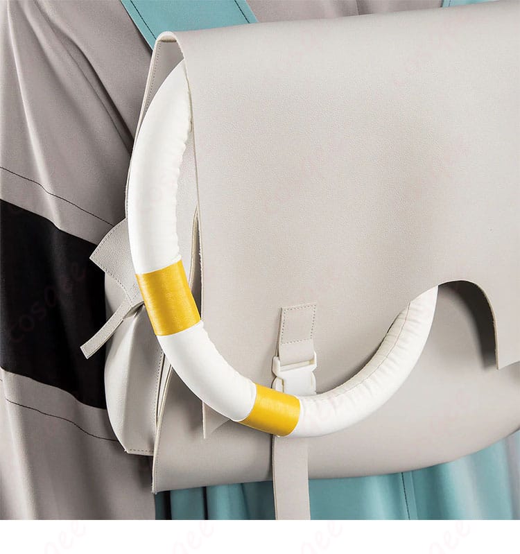 付属リュックの詳細。軽量構造とポケット配置、ファスナーの開閉向きが確認できる。