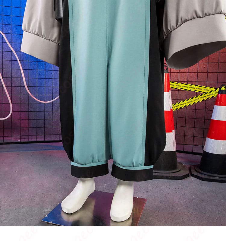 パンツ裾のデザイン。直線的なシルエットとステッチラインが強調される。