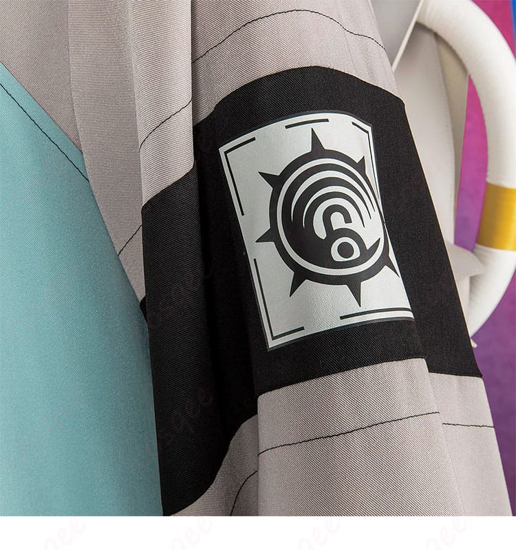 腕部のワッペン・バッジ装飾。配色アクセントと世界観を伝える意匠が強調されている。