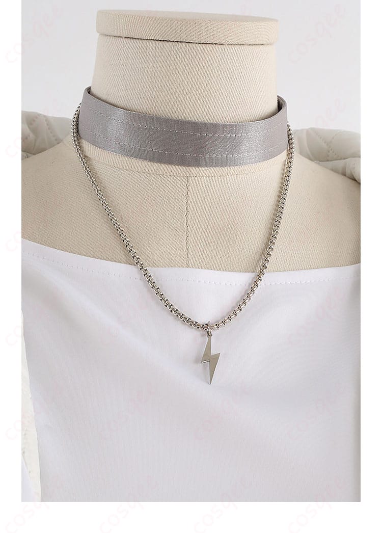 首元アクセのディテール。チョーカーとネックレスの質感と長さを再現。