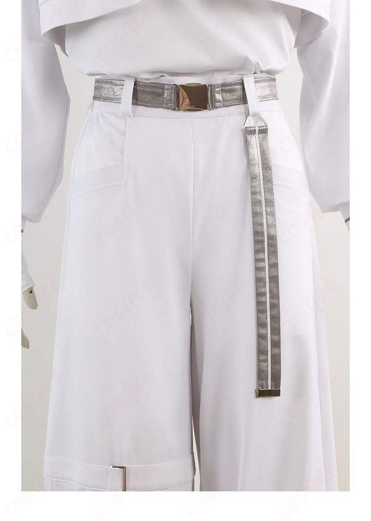 ウエスト周りの装飾ディテール。ベルトと小物固定の構造をクローズアップ。