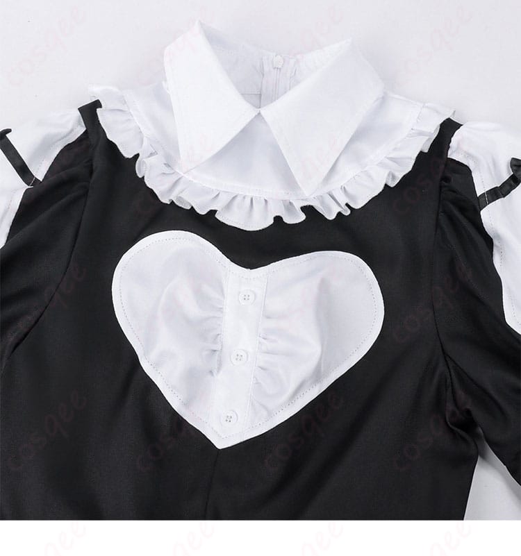 桃乃 メイド衣装の襟元・前合わせ装飾詳細。ボウタイと前立てのステッチが見えるアップ