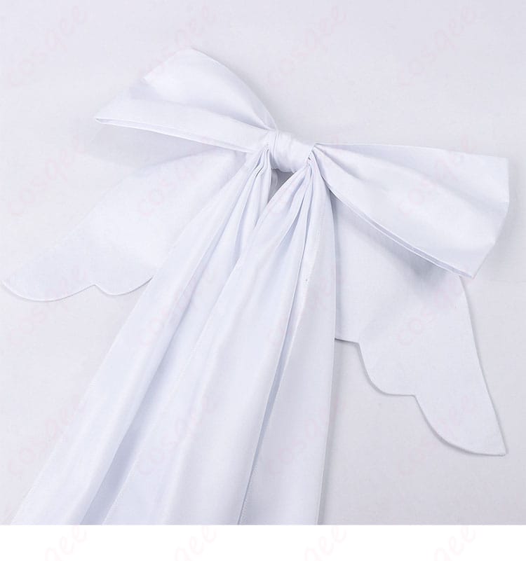 背面の大きな蝶結びリボンのディテール。ハリのある芯で形をキープ