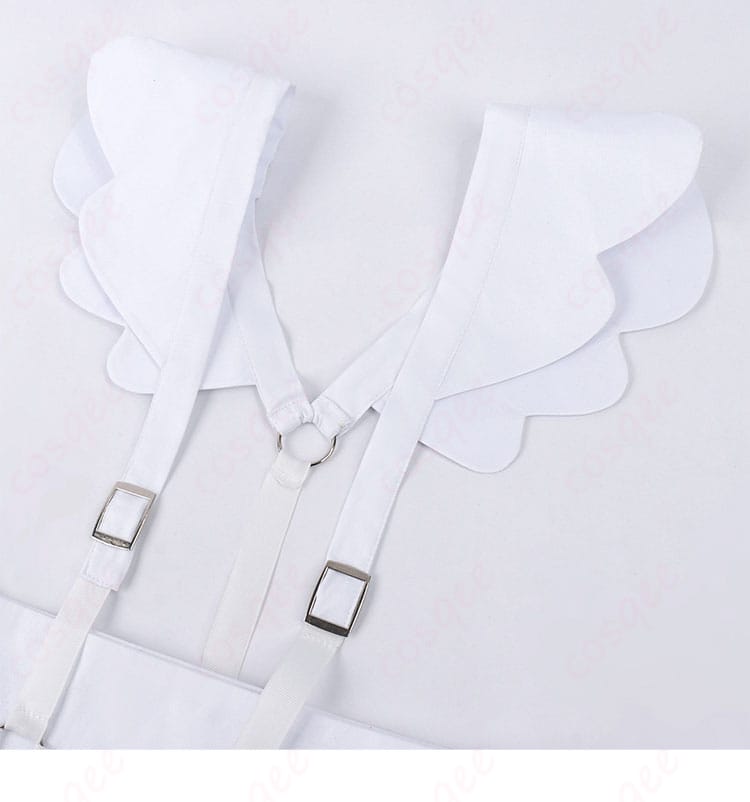 肩周りのケープ風ディテールの縁取り。レイヤー感を演出する装飾