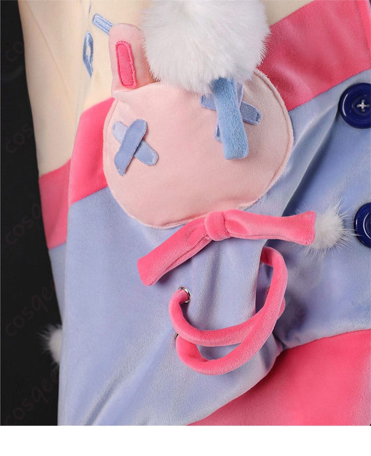 コート本体の装飾ディテール。配色と縫い取りの仕上げ