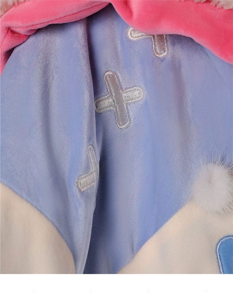 コートのファー装飾ディテール。毛並みとボリューム感