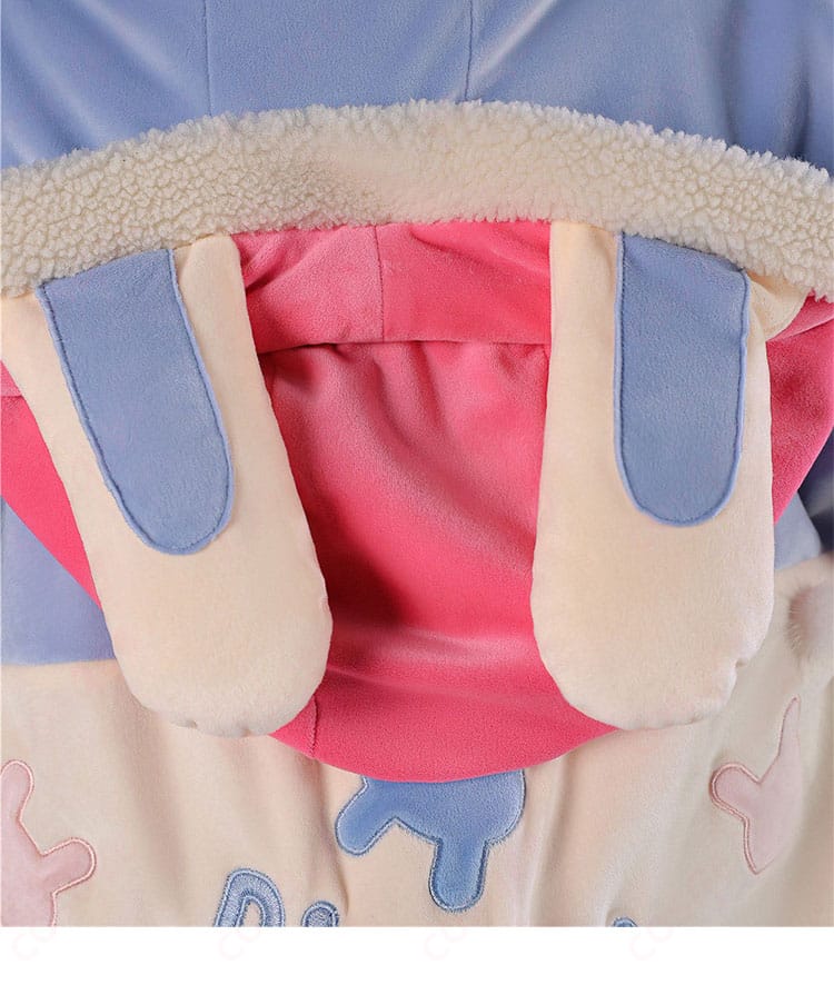 フード部分の装飾ディテールと縫製仕上げ