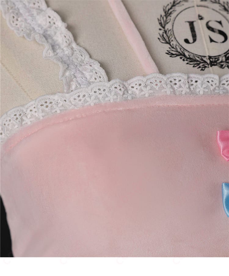 上衣の襟元装飾ディテールと素材感