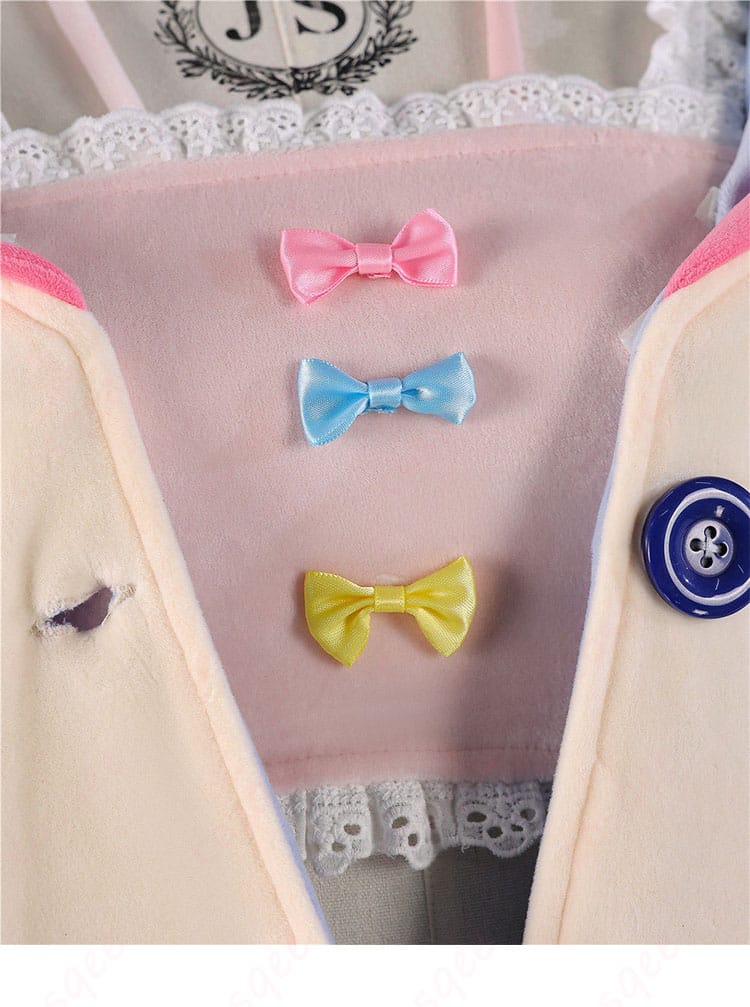 襟元のリボン装飾ディテール。結び目と質感