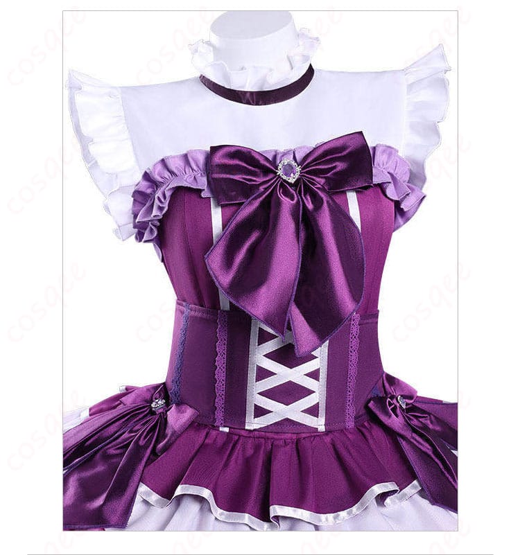 衣装の襟元とネックライン装飾ディテールの接写