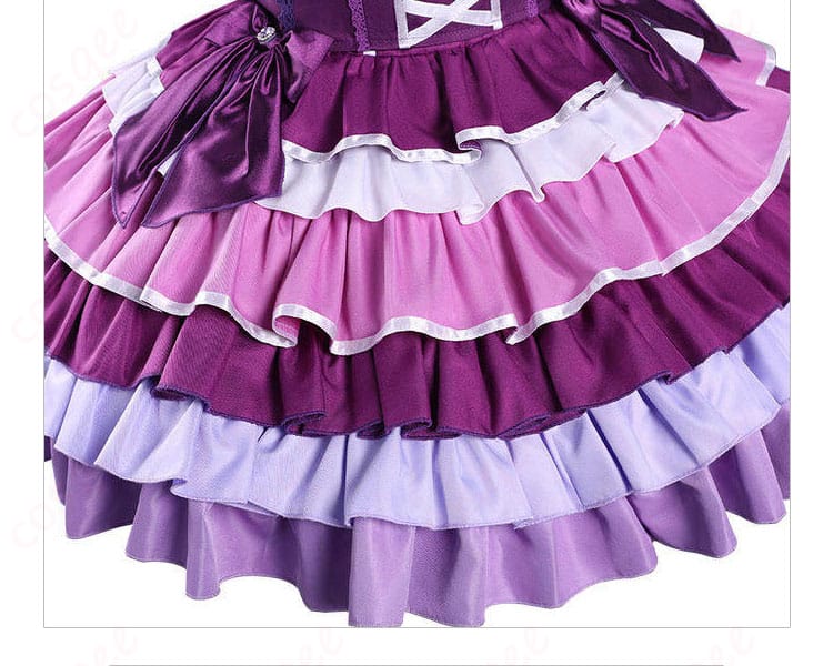 スカート裾のトリムとレイヤード装飾のディテール