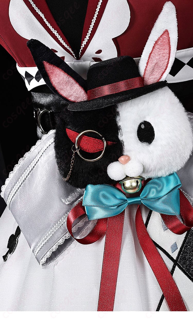 腰飾りとコルセットベルトの接続部アップ。左右非対称の意匠と固定方式を示したディテール。