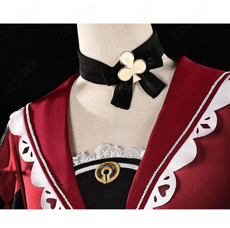 首元のリボン兼ネックアクセのアップ。結び目と装飾パーツの質感が見えるディテール。