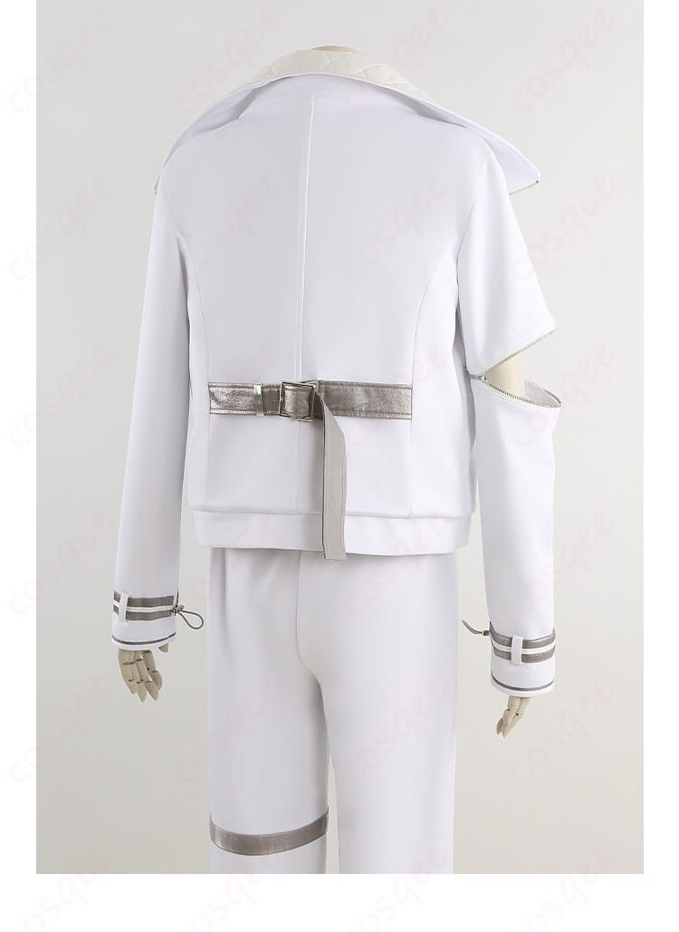 ジャケット背面の装飾ディテール。ヨークや切り替え線のデザインを確認できる