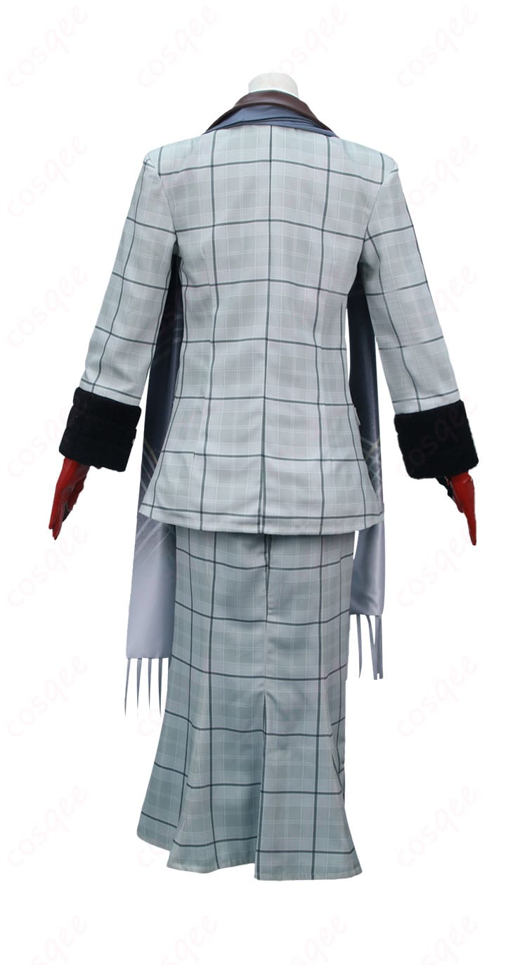 衣装背面の全体像。コートの後ろ姿の落ち感、腰飾りとベルト位置、裾のラインを明確に表示。