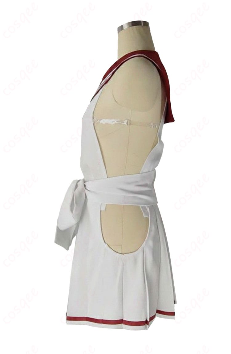 スカート側面ディテール。サイドのプリーツの角度と生地のハリを示すクローズアップ。